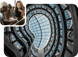 Edificio corporativo de cristal visto desde abajo y equipo de trabajo